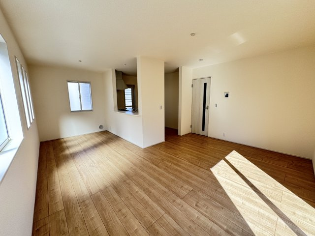 新築　高崎市中豊岡町第５　Livele Garden.S　3号棟の居間・リビング|現地写真　家族の会話が弾む対面キッチン。お子様の様子も確認できて安心ですね。
