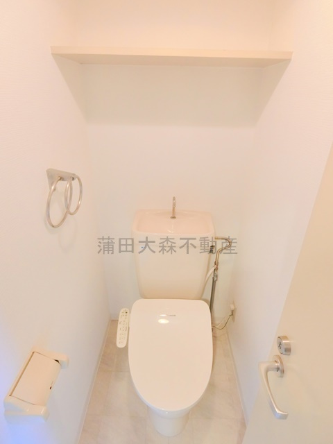 ワイズコープのトイレ|棚と温水洗浄便座付きのトイレ