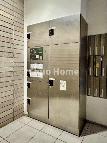 クローバー亀戸の設備|【宅配ボックス】在宅時・不在時に関わらず、居住者の代わりに非対面で宅配物を受け取ってくれる便利な設備です。わかりやすくご説明致しますので見学時にはお部屋だけではなく共用部分もぜひチェックしてください。