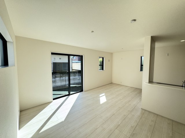 新築　高崎市中豊岡町第５　Livele Garden.S　4号棟の居間・リビング|現地写真　家族の会話が弾む対面キッチン。お子様の様子も確認できて安心ですね。


