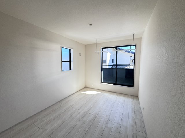 新築　高崎市中豊岡町第５　Livele Garden.S　4号棟の洋室|現地写真　日当たりと風通しの良い二面採光♪						
					
					
					
					
