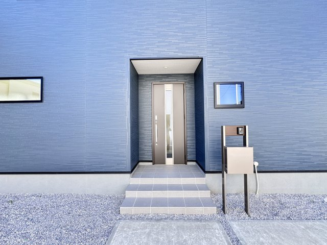 新築　高崎市中豊岡町第５　Livele Garden.S　4号棟の玄関|現地写真　ポストと一体型のTVモニターホンでセキュリティ安心！
