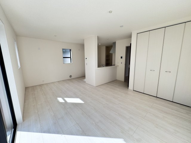 新築　高崎市中豊岡町第５　Livele Garden.S　4号棟の居間・リビング|現地写真　15.2帖の広々リビングはご家族みんなでゆったりくつろげます♪
