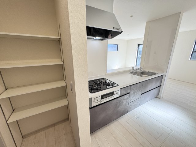 新築　高崎市中豊岡町第５　Livele Garden.S　4号棟のキッチン|現地写真　間口2550ｍｍで作業スペースも広々！換気扇も汚れが付きにくくお掃除がし易い設計です。

