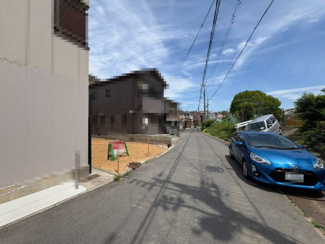 【前面道路含む現地写真】 | 周辺にはスーパーや薬局など、商業施設がそろっていますよ！とても住みやすい環境です。