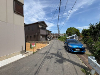 【前面道路含む現地写真】 | 陽当たり良好な南東向き！たっぷりの陽光に包まれ穏やかな風が舞い込む心地良い住まいになりますよ♪