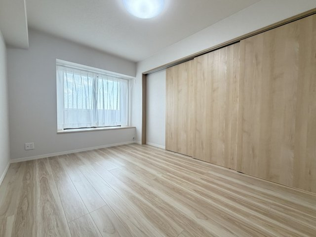 朝日プラザ伏見桂川の洋室|【6.3帖：洋室】
扉を閉めると6.3帖の一室としてお使いいただけます！（R8.8撮影）