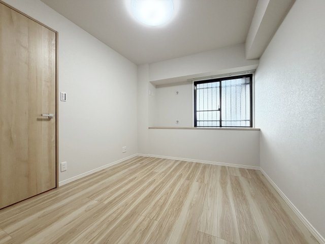 朝日プラザ伏見桂川の洋室|【5帖：洋室】
出窓部分は奥行きがあり、お部屋に開放感をもたらします。ちょっとした小物や植物を飾って楽しむこともできちゃいます！（R8.8撮影）