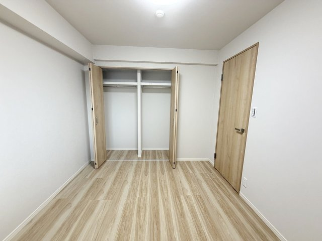 朝日プラザ伏見桂川の洋室|【5帖：洋室】
全居室に収納を設けている為、生活感が出にくく住環境を広々お使いいただけます。（R8.8撮影）