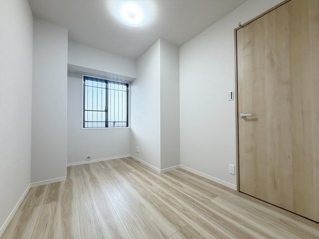 朝日プラザ伏見桂川の洋室|【4.5帖：洋室】
木目や白を基調としたシンプルな仕上がりの洋室はインテリアプランを考えやすいのが魅力！（R8.8撮影）