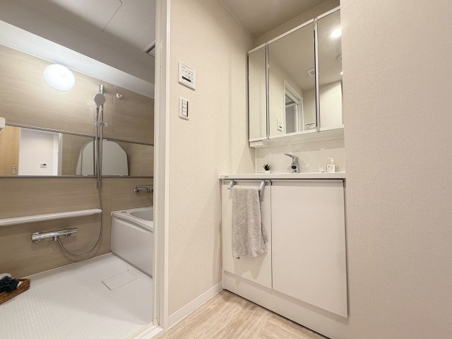 朝日プラザ伏見桂川の洗面所|ミラーキャビネットのため、メイク用品や洗顔小物などスッキリ収納できちゃいます！（R8.8撮影）