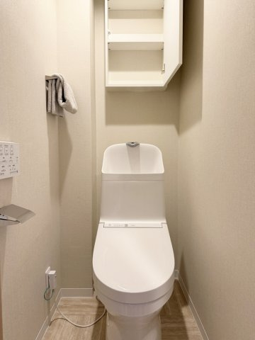 朝日プラザ伏見桂川のトイレ|上部にはトイレットペーパーのストックが収納できる棚が備え付けられております。（R8.8撮影）
