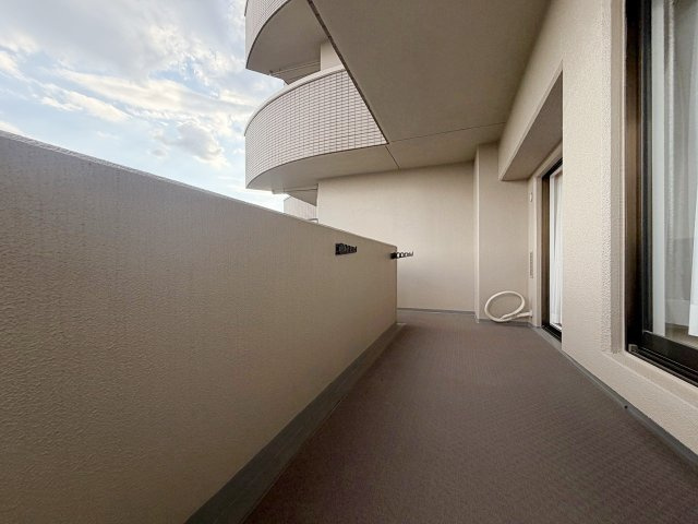 朝日プラザ伏見桂川のバルコニー|ぽかぽか南向きに配置したバルコニー！リビングと6.3帖洋室に面しており、陽だまり空間に♪（R8.8撮影）