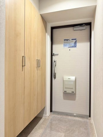 朝日プラザ伏見桂川の玄関|住まいの「顔」となる玄関。スッキリした玄関にできるシューズボックスは欠かせない存在ですね♪（R8.8撮影）