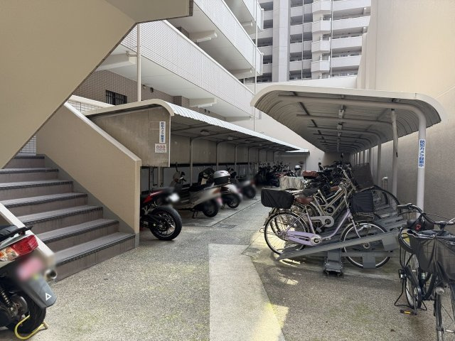 朝日プラザ伏見桂川の駐輪場|バイク置き場・駐輪場ございます！（R8.8撮影）