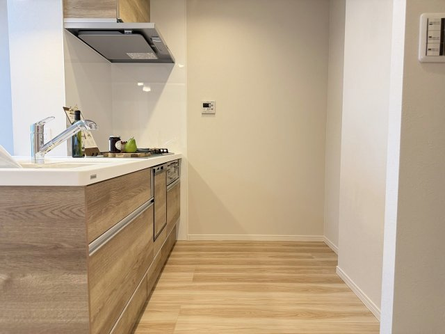 朝日プラザ伏見桂川のキッチン|キッチン背面には冷蔵庫など置くゆとりがございます！（R8.8撮影）