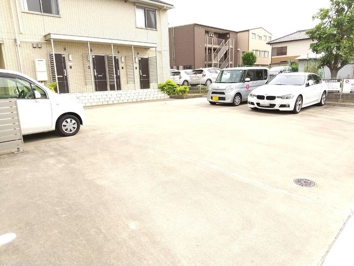 プランドール鳴尾の駐車場|駐車場があるので、車を買う予定の方も安心です