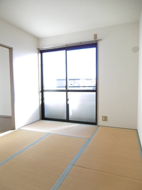 レジデンス国分II【10,000円キャッシュバック対象物件】の和室|和室ならではの温かな和の空間で寛ぎの時間を過ごせます