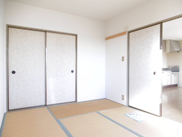 レジデンス国分II【10,000円キャッシュバック対象物件】の和室|落ち着いた雰囲気の和室付きです