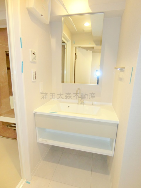 ルミークアン蒲田の洗面所|3面鏡の独立洗面台　洗濯機置き場　洗面脱衣所