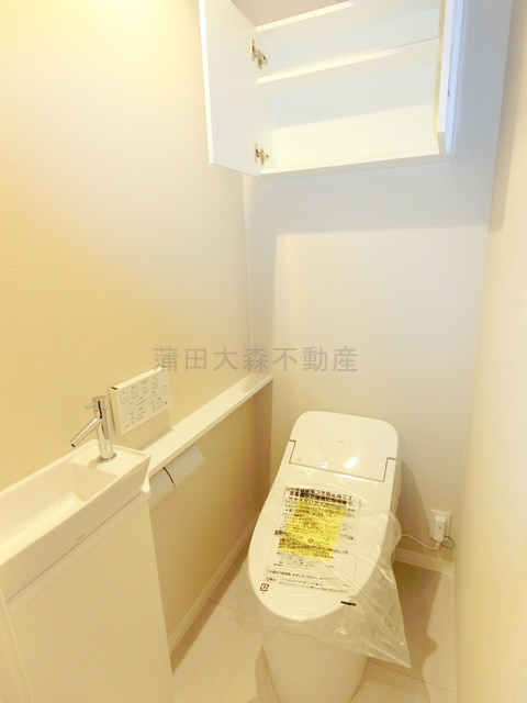 ルミークアン蒲田のトイレ|棚と温水洗浄便座付きのトイレ