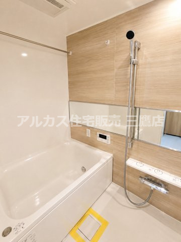 ライオンズヒルズ調布つつじヶ丘弐番館の浴室|木目調のアクセントパネルが落ち着きを演出する、木質デザインの上質なバスルーム。