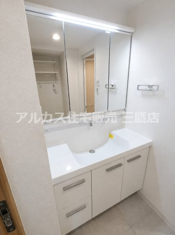 ライオンズヒルズ調布つつじヶ丘弐番館の独立洗面台|身支度に便利な三面鏡と豊富な収納を備えた、清潔感溢れる洗面化粧台。