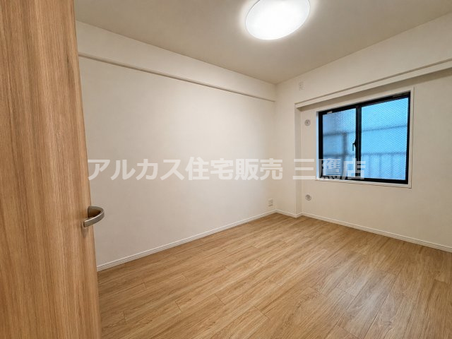 ライオンズヒルズ調布つつじヶ丘弐番館の洋室|窓から自然光が差し込む、清潔感のある洋室。