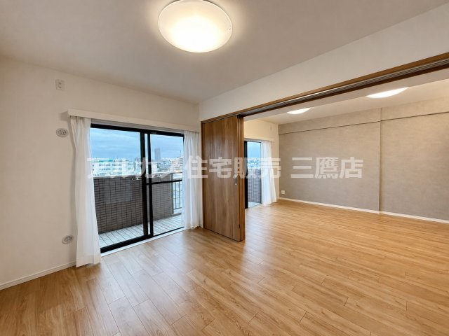 ライオンズヒルズ調布つつじヶ丘弐番館の洋室|引き戸を開放することでリビングの延長としても活用できる、汎用性の高い居室。