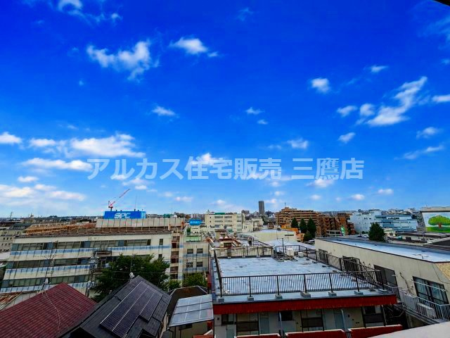 ライオンズヒルズ調布つつじヶ丘弐番館の展望|青空が広がり、遠くまで見渡せる心地よい眺望。