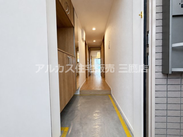 ライオンズヒルズ調布つつじヶ丘弐番館の玄関|奥行きがあり、室内へとスムーズに繋がるスタイリッシュな玄関廊下。
