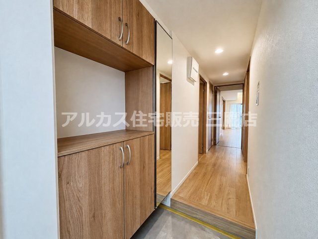 ライオンズヒルズ調布つつじヶ丘弐番館の玄関|姿見や可動棚付きのシューズボックスを備えた、すっきりとした玄関。