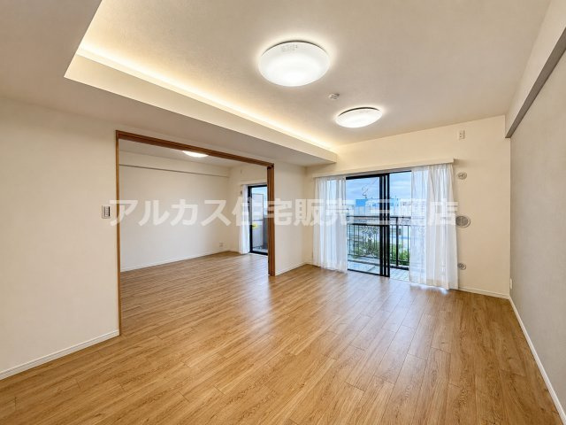 ライオンズヒルズ調布つつじヶ丘弐番館の居間・リビング|隣接する居室の一体利用も可能な、開放的で明るいリビング。