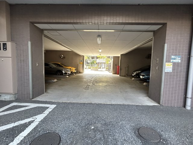 シャリエ赤羽の駐車場