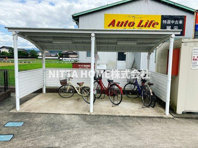 グリーンのエントランス|屋根付きの駐輪場は無料です◎