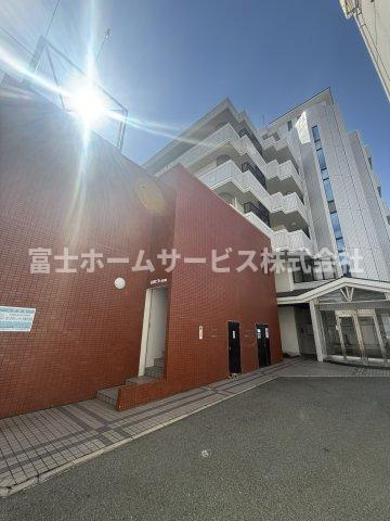 松岡ビル北花田のエントランス