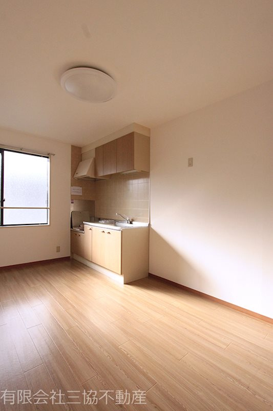 アド・ザックス本町5番館のキッチン|DK7.7帖　採光あり　※別部屋同間取り写真につき相違有