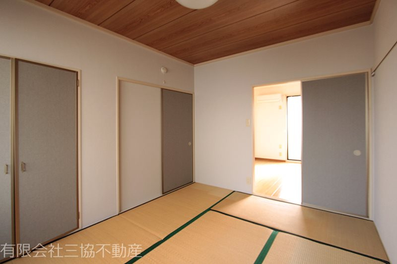 アド・ザックス本町5番館の寝室|和室6畳　押入れ付き　※別部屋同間取り写真につき相違有