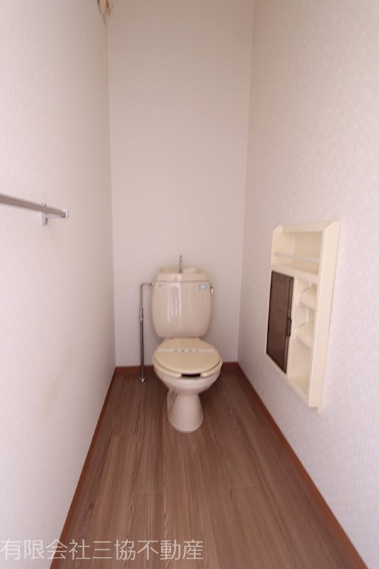 アド・ザックス本町5番館|収納棚付きのトイレです　※別部屋同間取り写真につき相違有