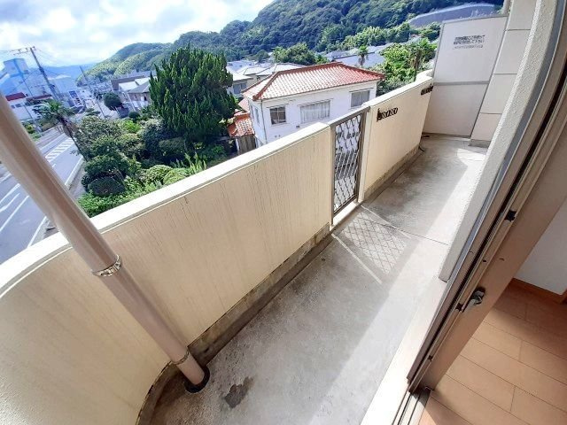 サニーヴィラのバルコニー|外からの目が気にならないバルコニーで洗濯物が干せます