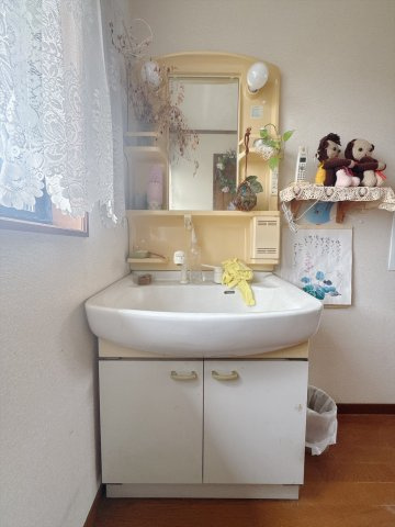 【中古戸建】羽生市大字上新郷の独立洗面台|■洗面室｜大きな鏡で朝の身支度もラクラク♪窓があるので換気の際も楽ちんです♪