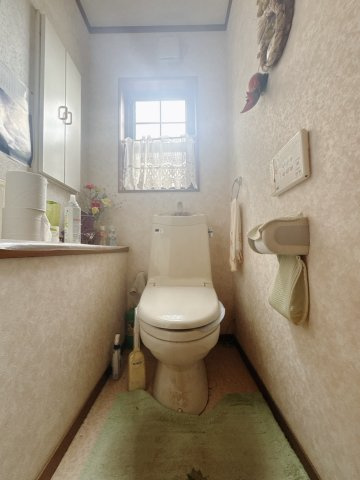 【中古戸建】羽生市大字上新郷のトイレ|■トイレ｜1階と2階にトイレがございます♪壁には小物を置けるスペースがあるのでトイレットペーパーのストックを置いておくのにも便利です♪写真などを飾ってもおしゃれですね♪