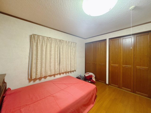 【中古戸建】羽生市大字上新郷の洋室|■洋室｜木目調のフローリングは、ほっと心和む空間。様々な種類のインテリアグリーンを取り入れれば緑あふれる明るい空間にもなります。