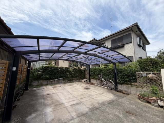 【中古戸建】羽生市大字上新郷の外観|■外観｜愛車を雨や雹、鳥の糞などから守ることができる嬉しいカーポート付き♪