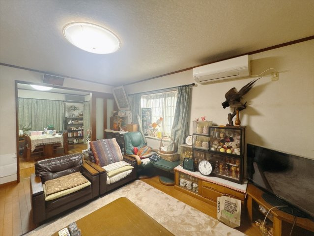 【中古戸建】羽生市大字上新郷の居間・リビング|■リビング｜家具が設置されていて、生活イメージがしやすくなっております(*＾＾*)大きなソファーやテーブルを置いてもゆとりのある空間です♪