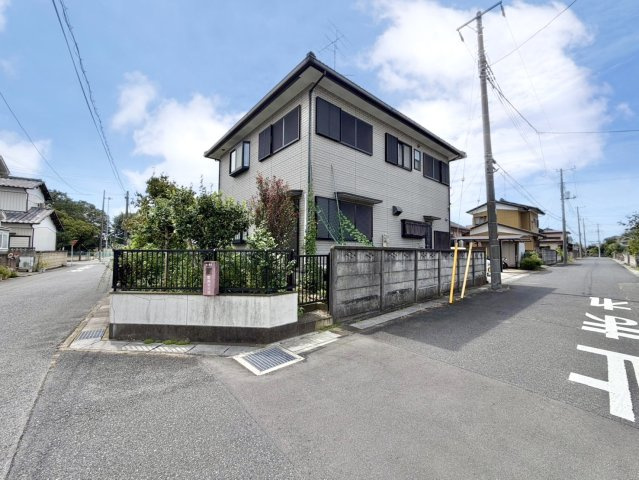 【中古戸建】羽生市大字上新郷の外観|■外観｜角地のため風通しが良く開放感があり、隣接する建物が少なくプライバシーを確保しやすいのがメリットです♪