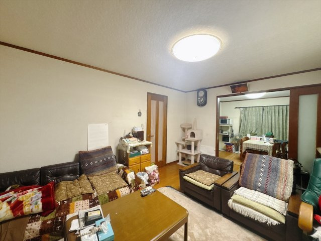 【中古戸建】羽生市大字上新郷の居間・リビング|■リビング｜家族が揃う団らんのひと時は楽しく、そしてゆったりと。各々が空間を共有しながら、思い思いの時間も気兼ねなく過ごせます♪