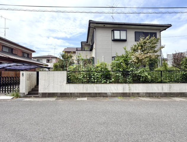 【中古戸建】羽生市大字上新郷の外観|■外観｜塀や植栽が目隠しとなり、プライベート空間を守ります。防犯にもなり安心です♪