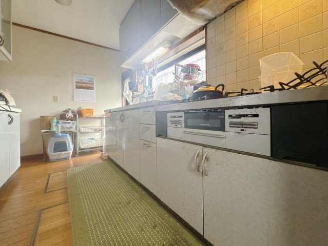 【中古戸建】羽生市大字上新郷のキッチン|■キッチン｜お料理時の油の臭いや煙などが隣接するお部屋に充満しにくい造りとなっております♪