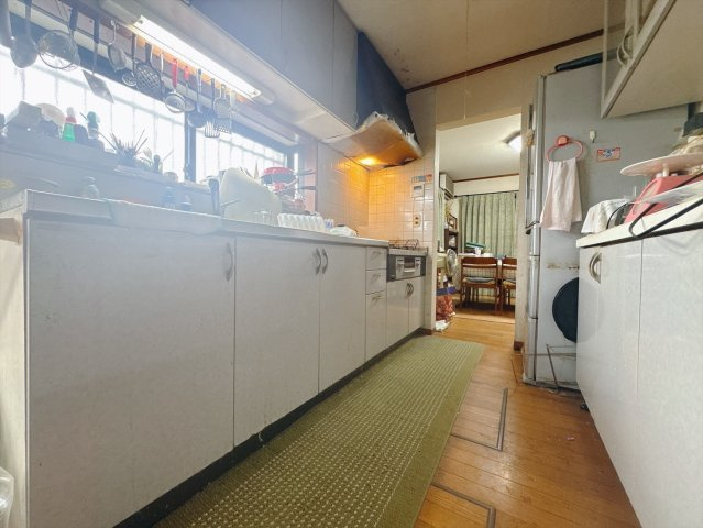 【中古戸建】羽生市大字上新郷のキッチン|■キッチン｜大きなお鍋や調理用具のも出し入れラクラクな収納がたっぷり！毎日使う場所だからこそ、無理のない姿勢で作業できるのは嬉しいポイントですね(*＾＾*)♪